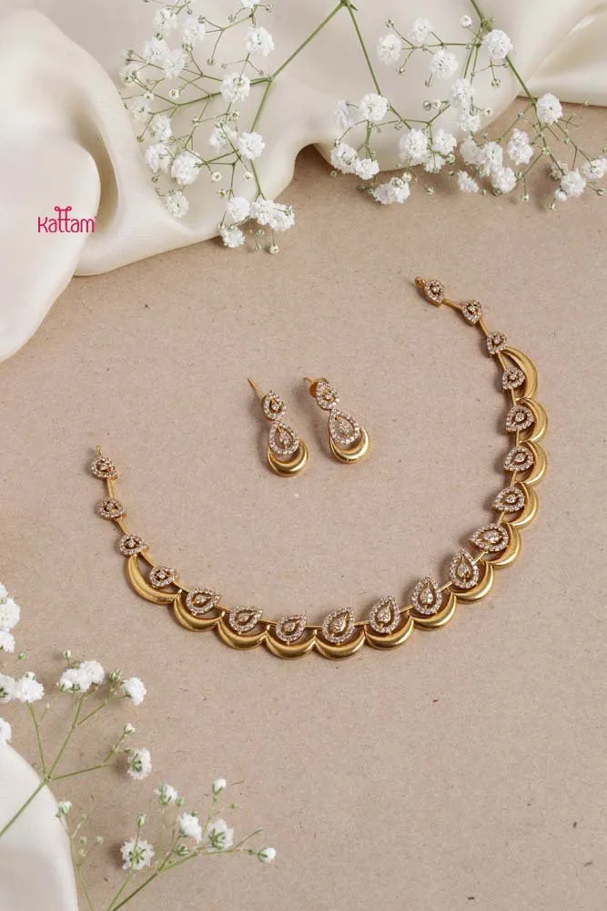 AD White Drop Wave Choker
