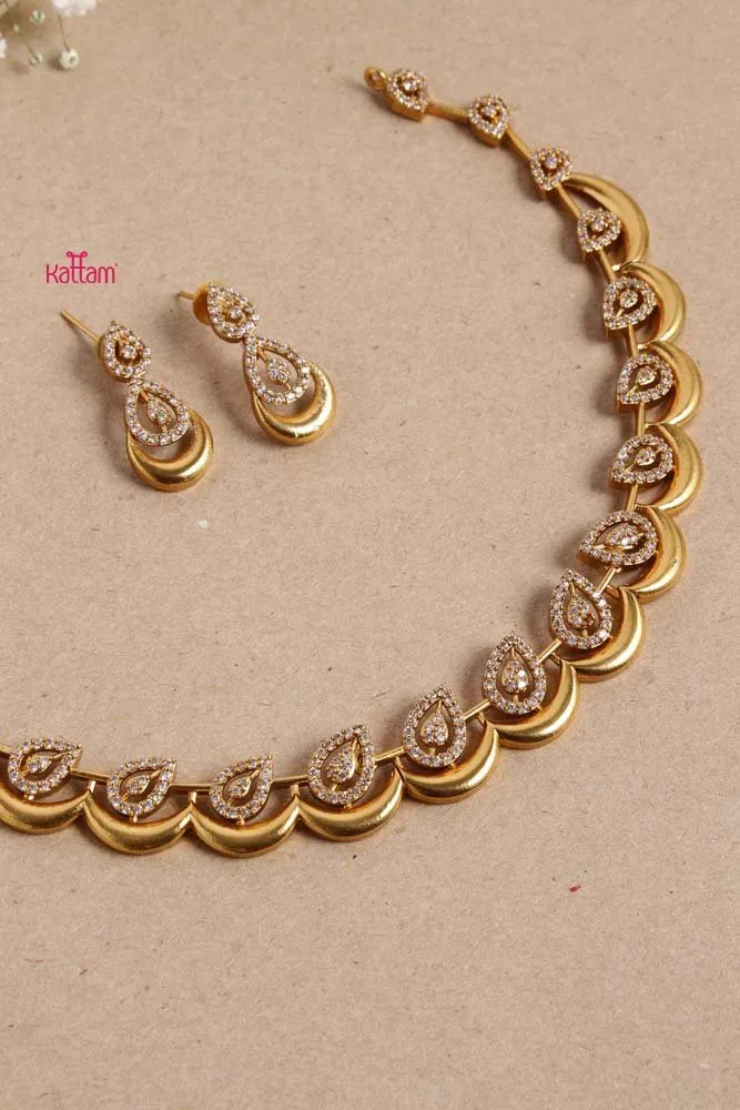 AD White Drop Wave Choker